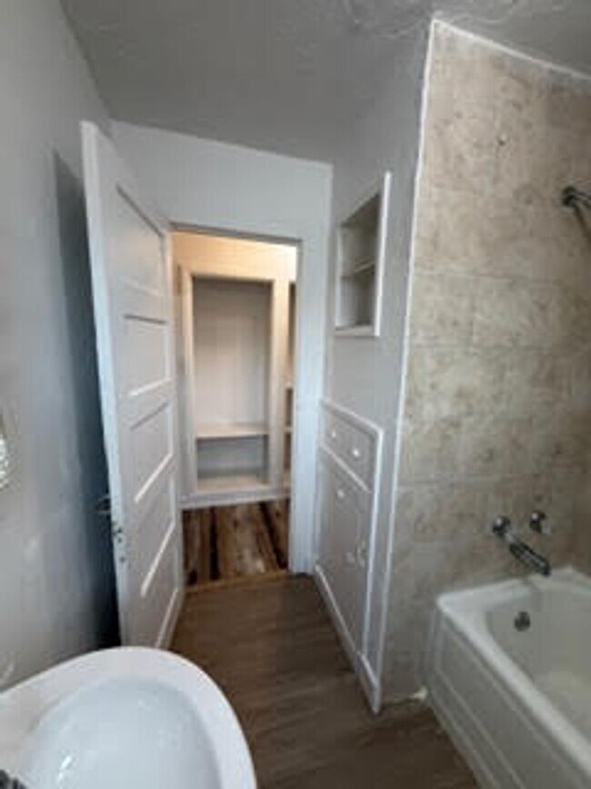 Building Photo - 721 Hillside St