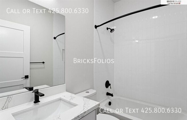 Building Photo - Move-In Ready Townhome with Ground Floor Suite & Views of Olympic Mountains