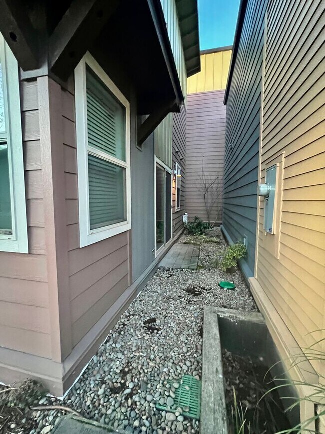 Building Photo - Richmond Neighborhood Condo w/100 bike score on walkscore.com MOVE IN SPECIAL: 1/2 OFF FIRST MONT...