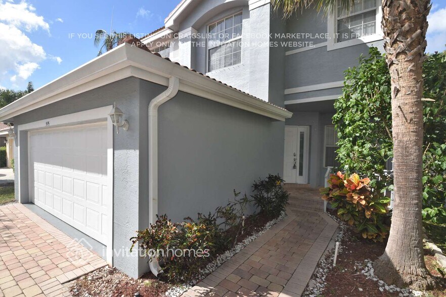 Building Photo - 5115 Crescent Moon Dr