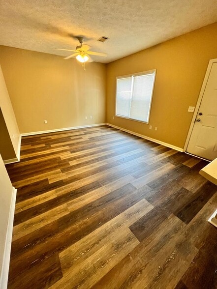 Building Photo - 303 N Ross St