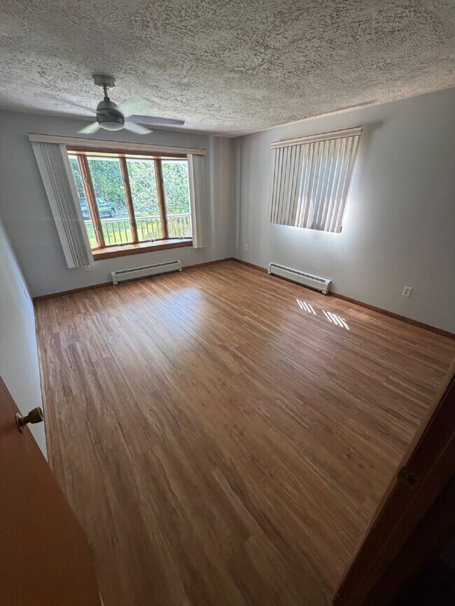 Building Photo - 2-Bedroom, 2-Bath Single-Family Home with Oversized Garage – Hudson, NH