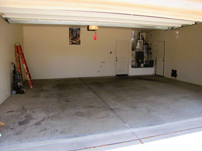 Building Photo - Spacious 3BR/2BA/2.5 CG, 2167 sq.ft. renta...