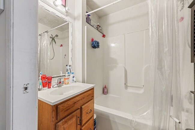 Building Photo - 412 N Thayer St