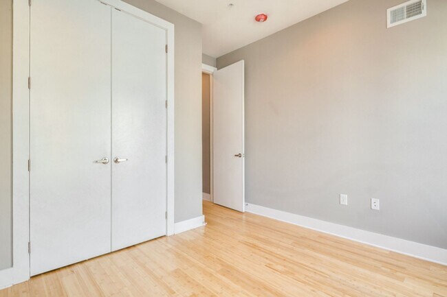 Building Photo - Queen Village Townhome
