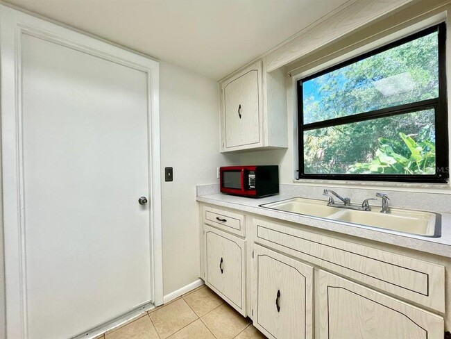 Building Photo - 2625 Narcissus Dr