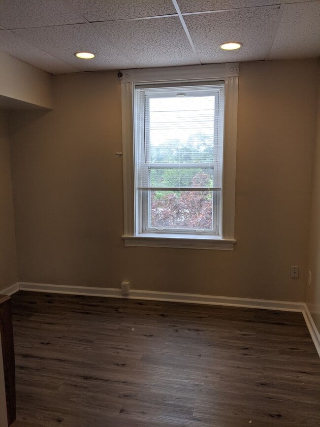 Building Photo - Renovated South Oakland 6 bedroom House