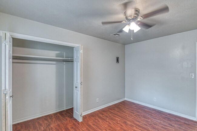 Building Photo - 711 S Jenkins Ave