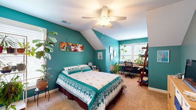 Building Photo - 3 Bed/4.5 Bath Crescent Hill Charmer with 2 Car Garage