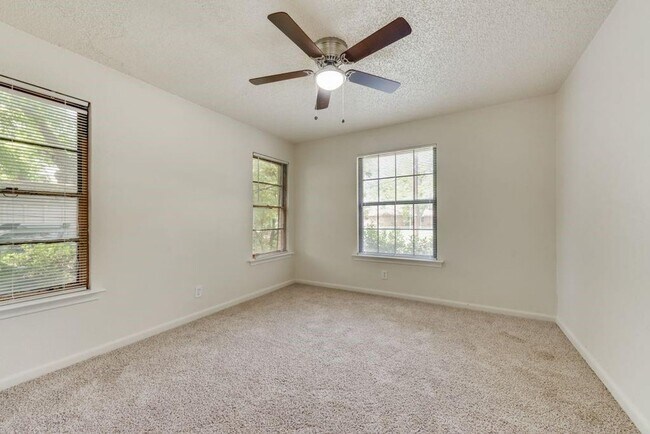 Building Photo - Charming Lease Opportunity in a Convenient Dallas Location!