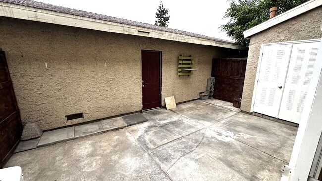 Building Photo - Newly Renovated Spacious 3-Bedroom Townhom...