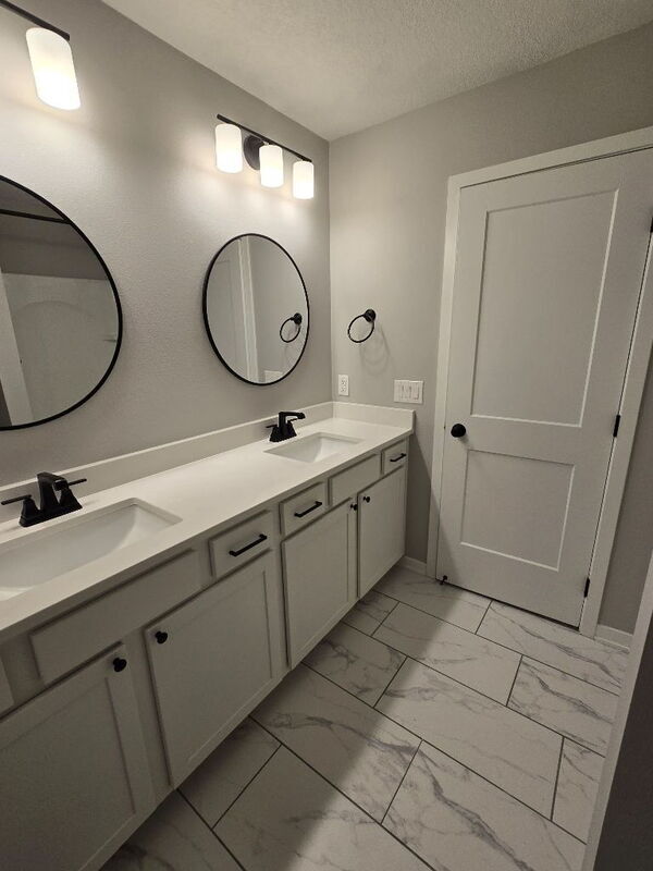 Building Photo - 300 SE Red Fern Dr