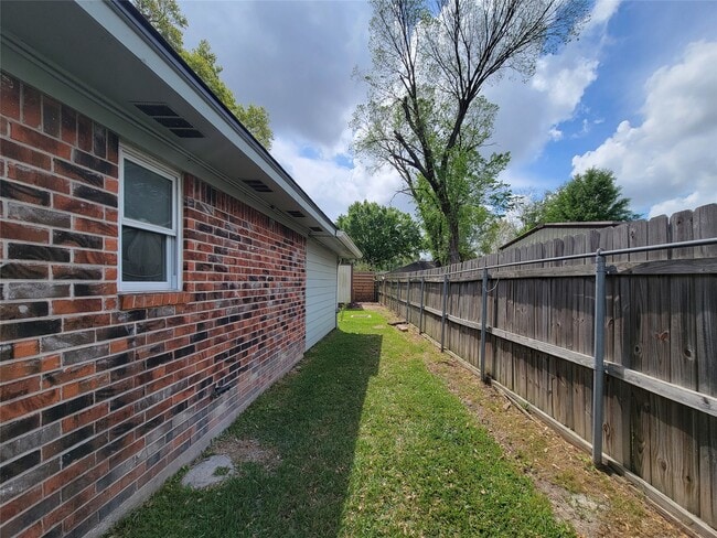 Building Photo - 12611 Dermott Dr