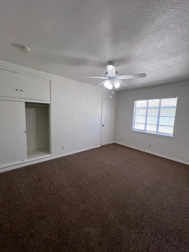 Building Photo - 2905 E Lamona Ave