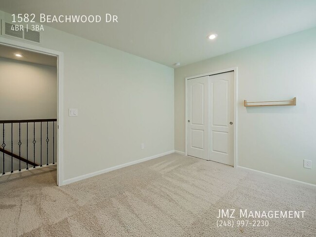 Building Photo - 1582 Beachwood Dr
