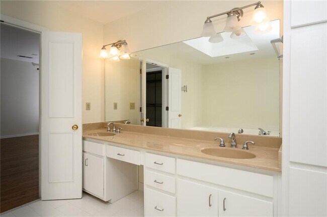 Building Photo - 1034 St James Crossing