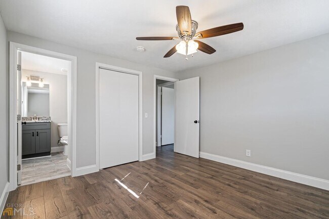 Building Photo - 5988 Lyndale St