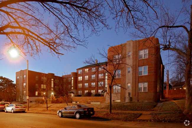 Primary Photo - Devonshire Courtyard Apartments