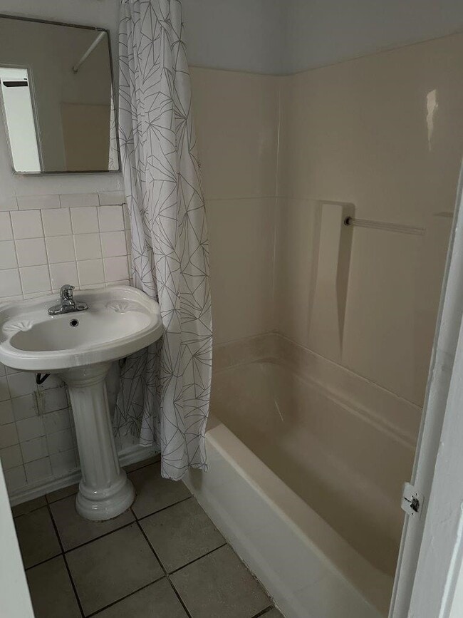 Building Photo - 820 W Alabama St