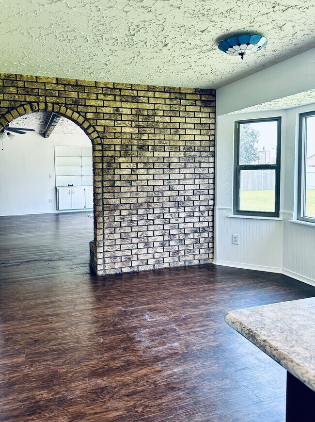 Building Photo - 4004 S Maple Ave