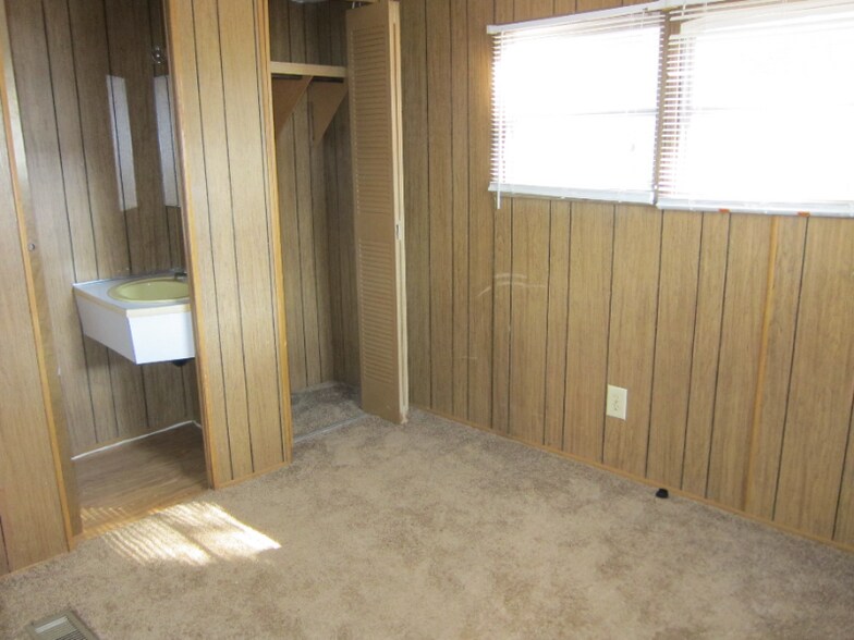 Building Photo - 413 Miller St