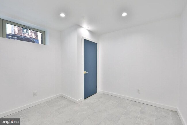 Building Photo - 725 S 6th St