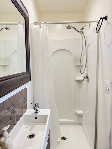 Building Photo - 313 S Rios Ave