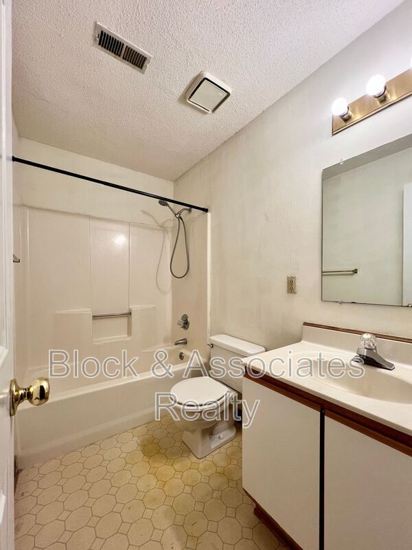 Building Photo - 1419 King Charles Dr