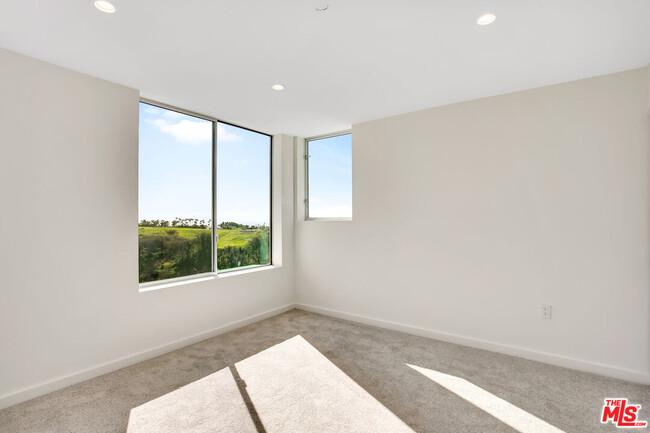 Building Photo - 28405 Via Acero St