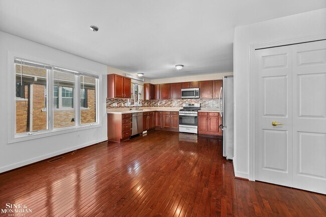 Building Photo - 904 Trombley Rd