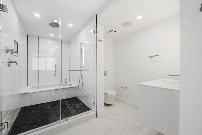 Building Photo - 545 S Fort Lauderdale Beach Blvd