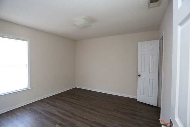 Building Photo - 2 bedroom for Immediate Move In!