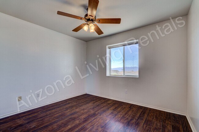 Building Photo - SOUTHSIDE HOME WITH LARGE FENCED BACKYARD