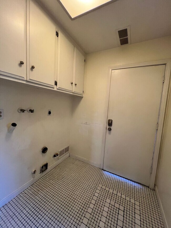 Building Photo - 3 Bed 2.5 Bath Fountain Valley Beauty Now Available