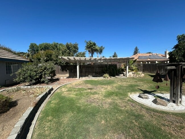 Building Photo - 3 Bedroom 2 Bathroom with a Bonus Room and Pool in the El Diamante School District!