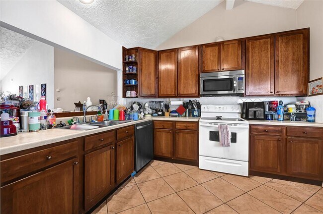 Building Photo - 2215 Saradon Dr