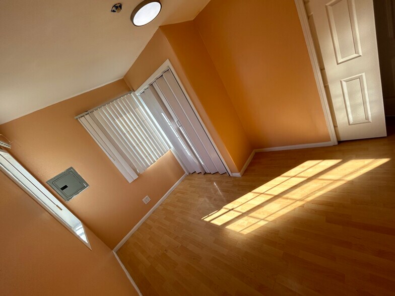 Building Photo - 1811 N Lincoln St