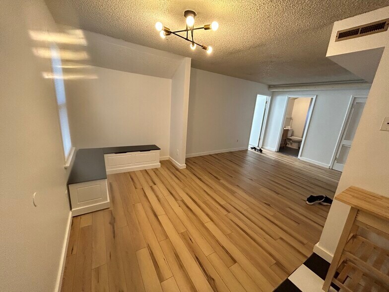 2nd floor living room/dining room - 670 S Governor St