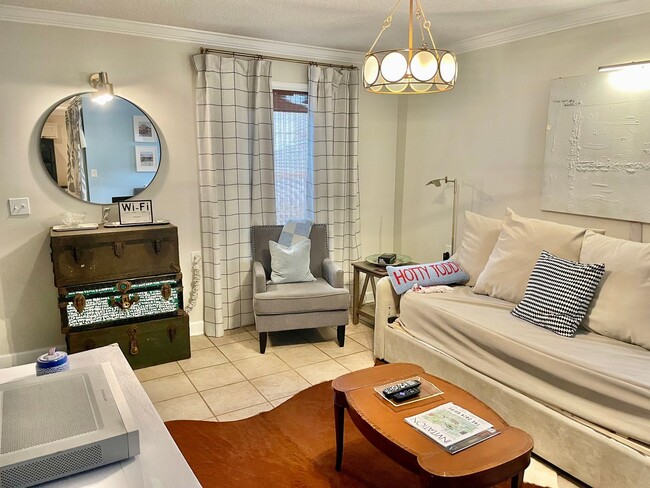 Building Photo - 2 Bedroom, 2.5 Bath, Fully Furnished Walking Distance to Campus