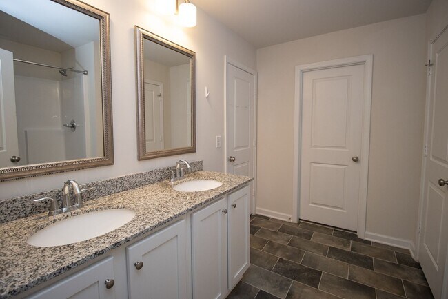Building Photo - Gorgeous 3 Bedroom, 2 Bath - Available Mid...