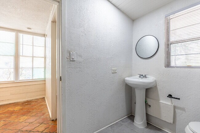 Building Photo - 426 W Woodlawn Ave