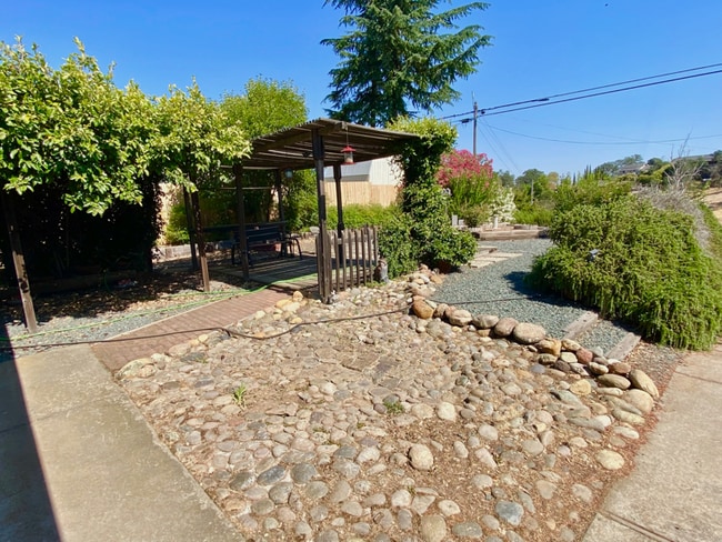 Building Photo - 3530 Lakeview Dr