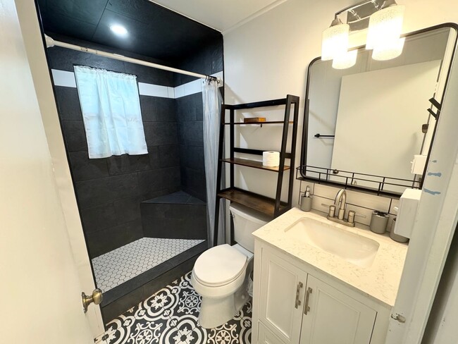 Building Photo - Ready for move in! Utilities included! One...