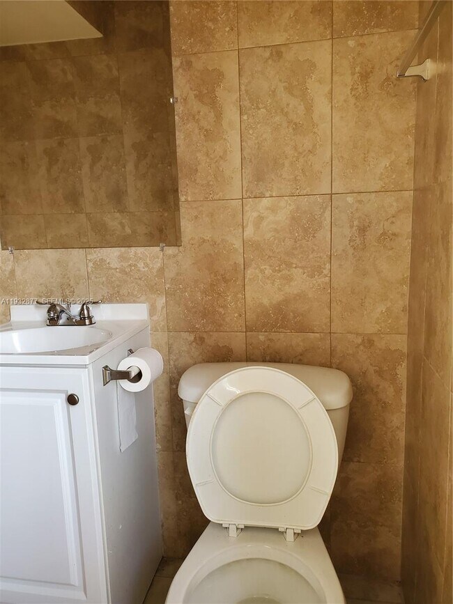 Building Photo - 1449 NE 131st St