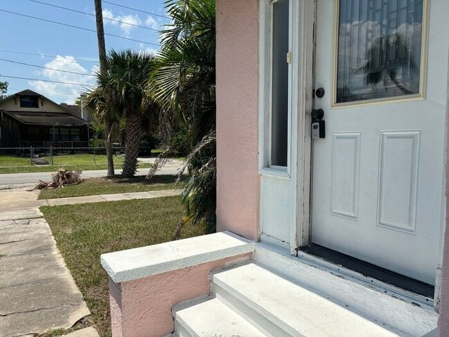 Building Photo - Historic Home in Historic Sought after New...