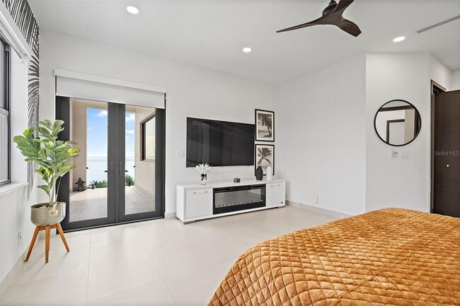 Building Photo - 585 Dolphin Ave SE