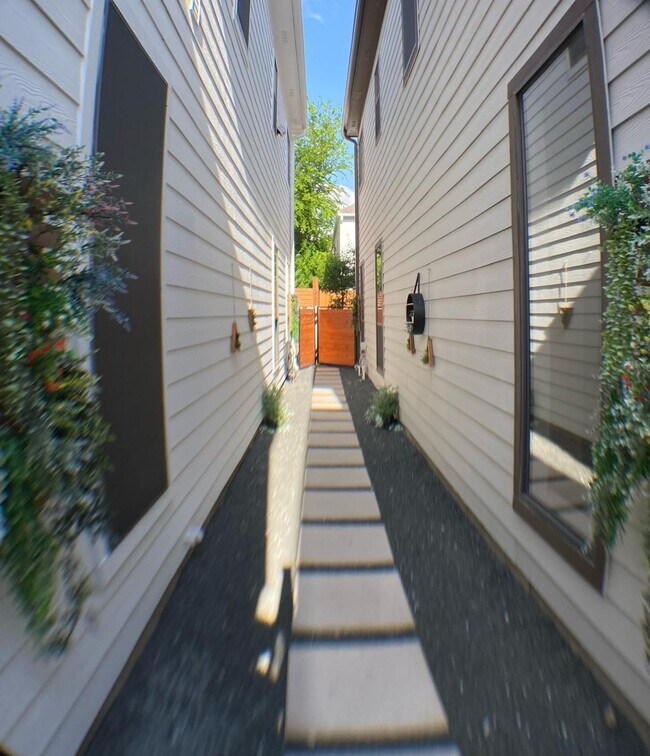 Building Photo - 824 Birdsall St