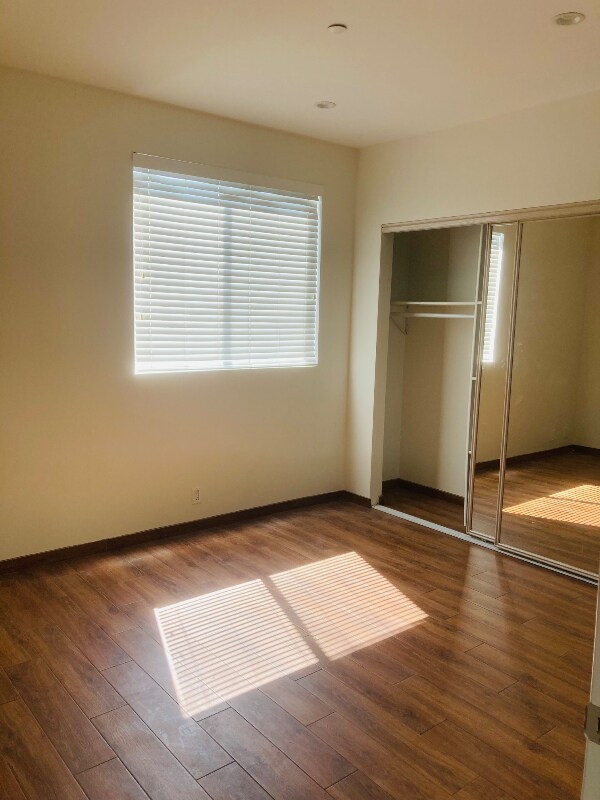 Building Photo - 953 Normandie Ave