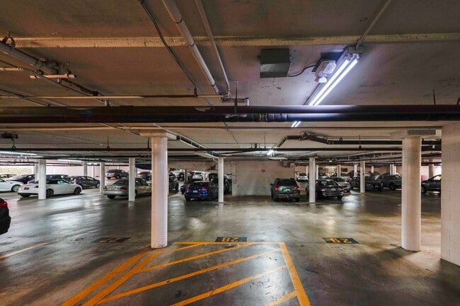 Building Photo - Gated Community 2 Bedroom 2 Bath Condo