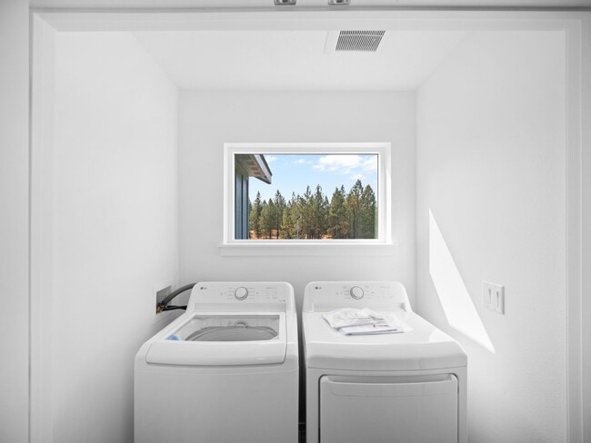 Building Photo - **FREE November rent** New 3 bed/2.5 bath ...